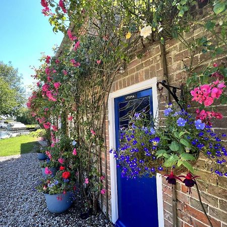 Adorable Two Bed Norfolk Broads Holiday Home - River Views With Moorings & Fishing Stalham Exterior photo