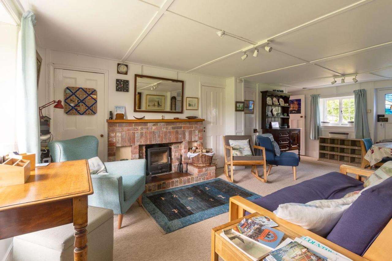 Adorable Two Bed Norfolk Broads Holiday Home - River Views With Moorings & Fishing Stalham Exterior photo