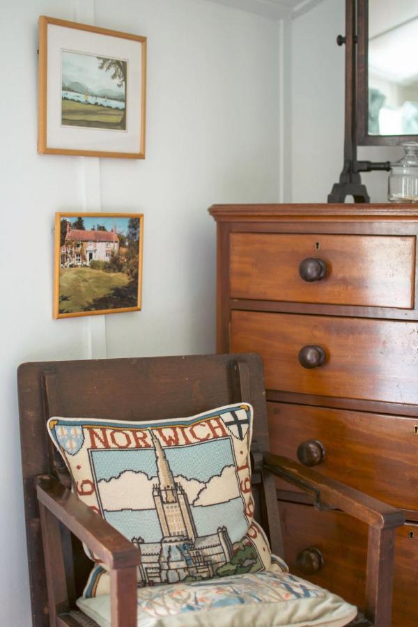 Adorable Two Bed Norfolk Broads Holiday Home - River Views With Moorings & Fishing Stalham Exterior photo