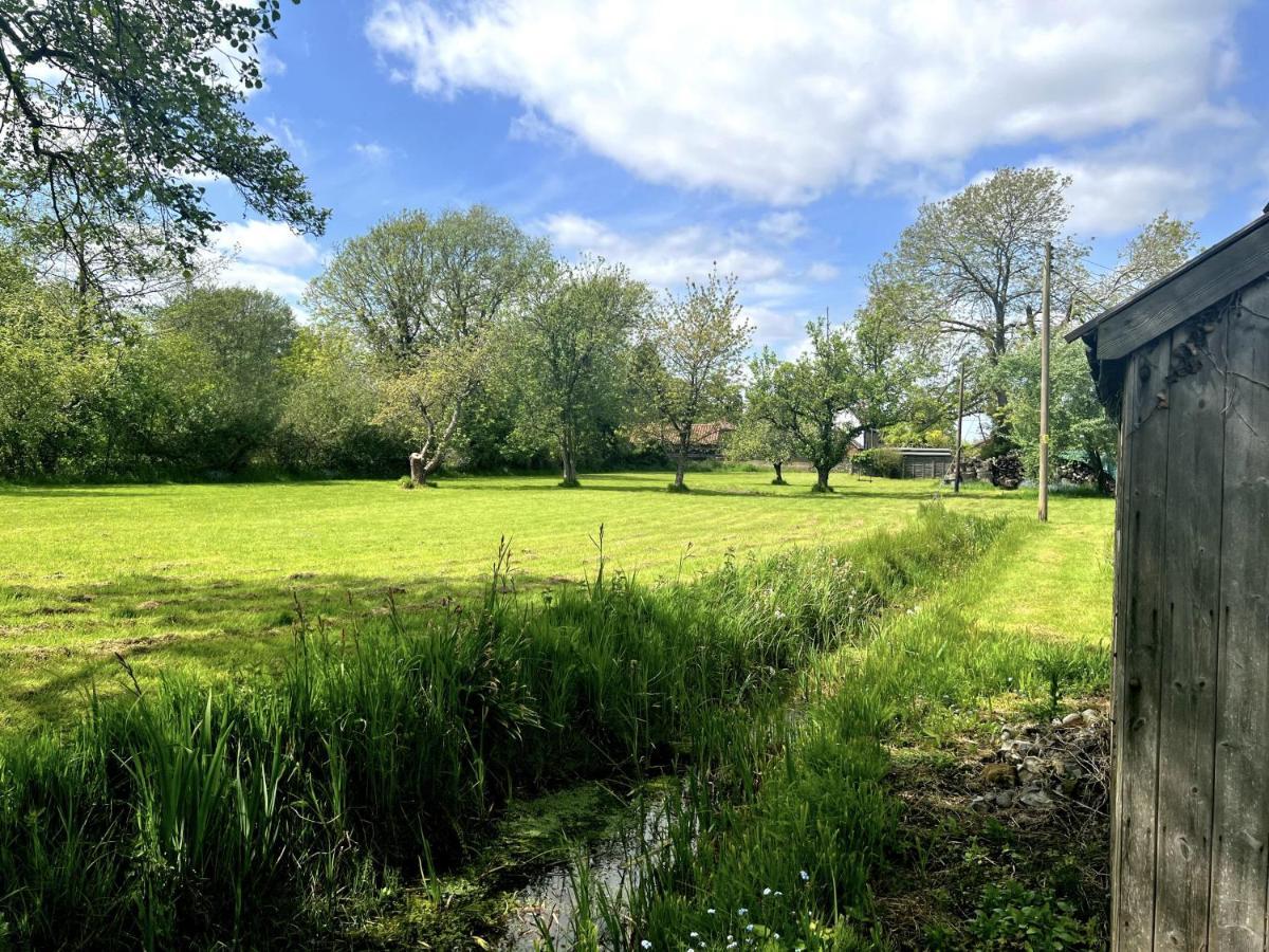 Adorable Two Bed Norfolk Broads Holiday Home - River Views With Moorings & Fishing Stalham Exterior photo