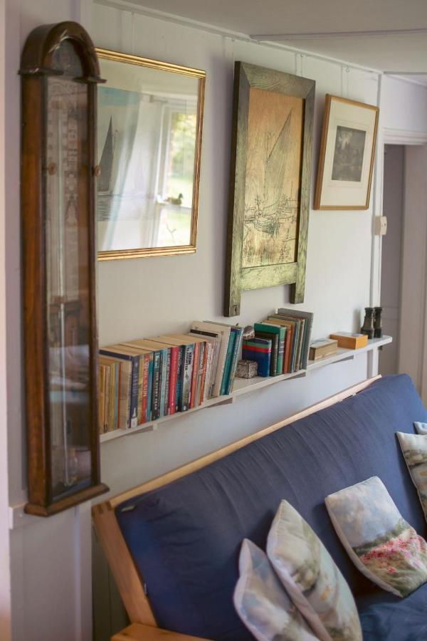 Adorable Two Bed Norfolk Broads Holiday Home - River Views With Moorings & Fishing Stalham Exterior photo