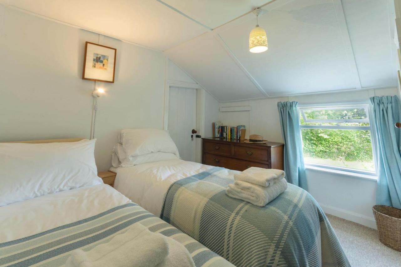 Adorable Two Bed Norfolk Broads Holiday Home - River Views With Moorings & Fishing Stalham Exterior photo