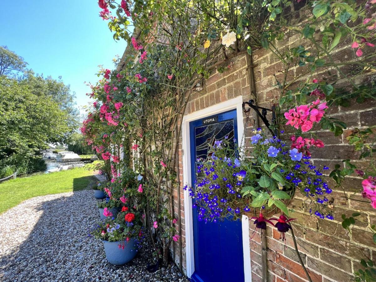 Adorable Two Bed Norfolk Broads Holiday Home - River Views With Moorings & Fishing Stalham Exterior photo