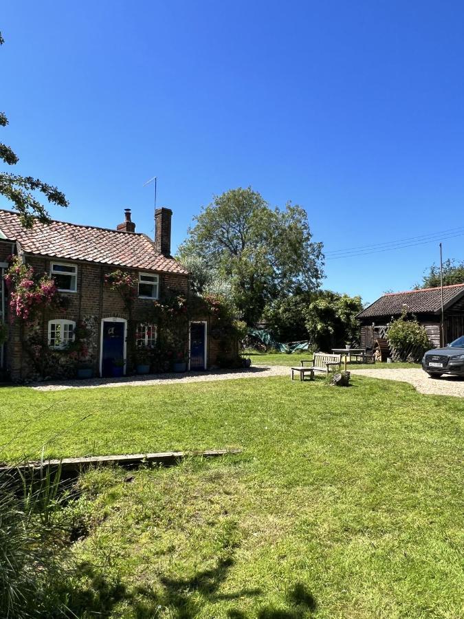Adorable Two Bed Norfolk Broads Holiday Home - River Views With Moorings & Fishing Stalham Exterior photo