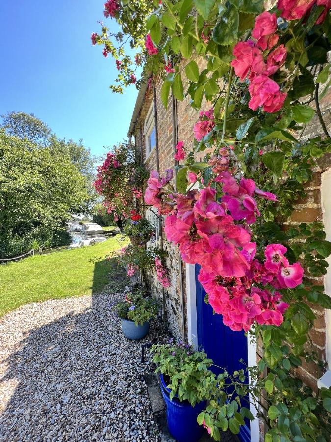 Adorable Two Bed Norfolk Broads Holiday Home - River Views With Moorings & Fishing Stalham Exterior photo