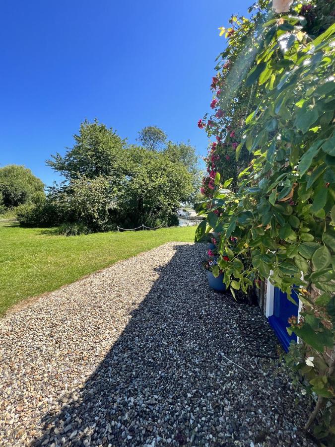 Adorable Two Bed Norfolk Broads Holiday Home - River Views With Moorings & Fishing Stalham Exterior photo