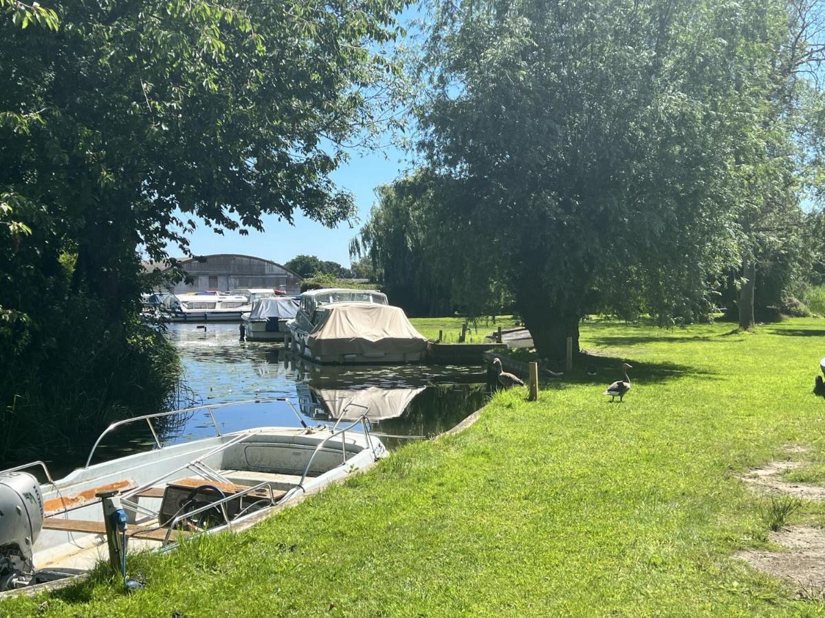 Adorable Two Bed Norfolk Broads Holiday Home - River Views With Moorings & Fishing Stalham Exterior photo