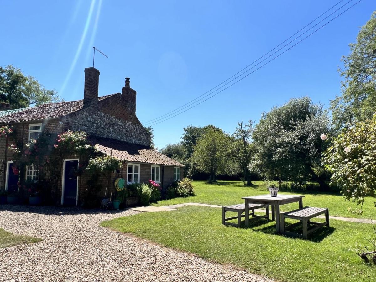 Adorable Two Bed Norfolk Broads Holiday Home - River Views With Moorings & Fishing Stalham Exterior photo