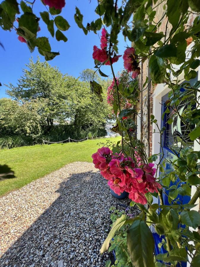 Adorable Two Bed Norfolk Broads Holiday Home - River Views With Moorings & Fishing Stalham Exterior photo